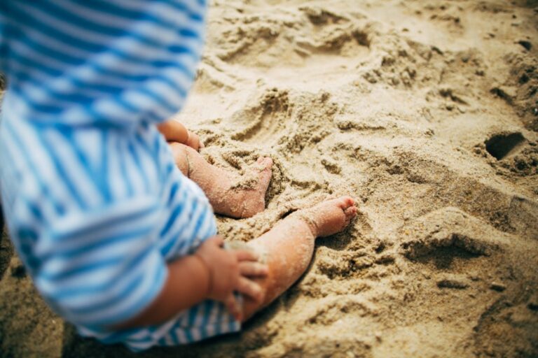 Titelbild zu „Baby am Strand: So schaffen Sie eine sichere und unterhaltsame Umgebung für die Kleinsten“